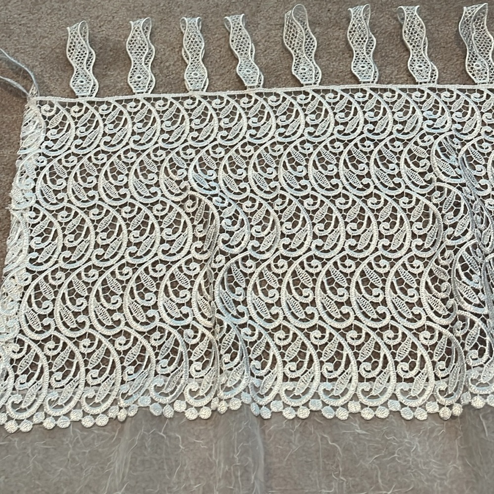 Sheer lace curtains (2) - Picture 2 of 2